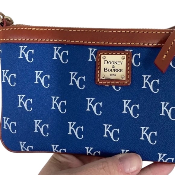 ⚾💙 Dooney & Bourke KC Royals World Series Wristlet 💙⚾ - Picture 2 of 2